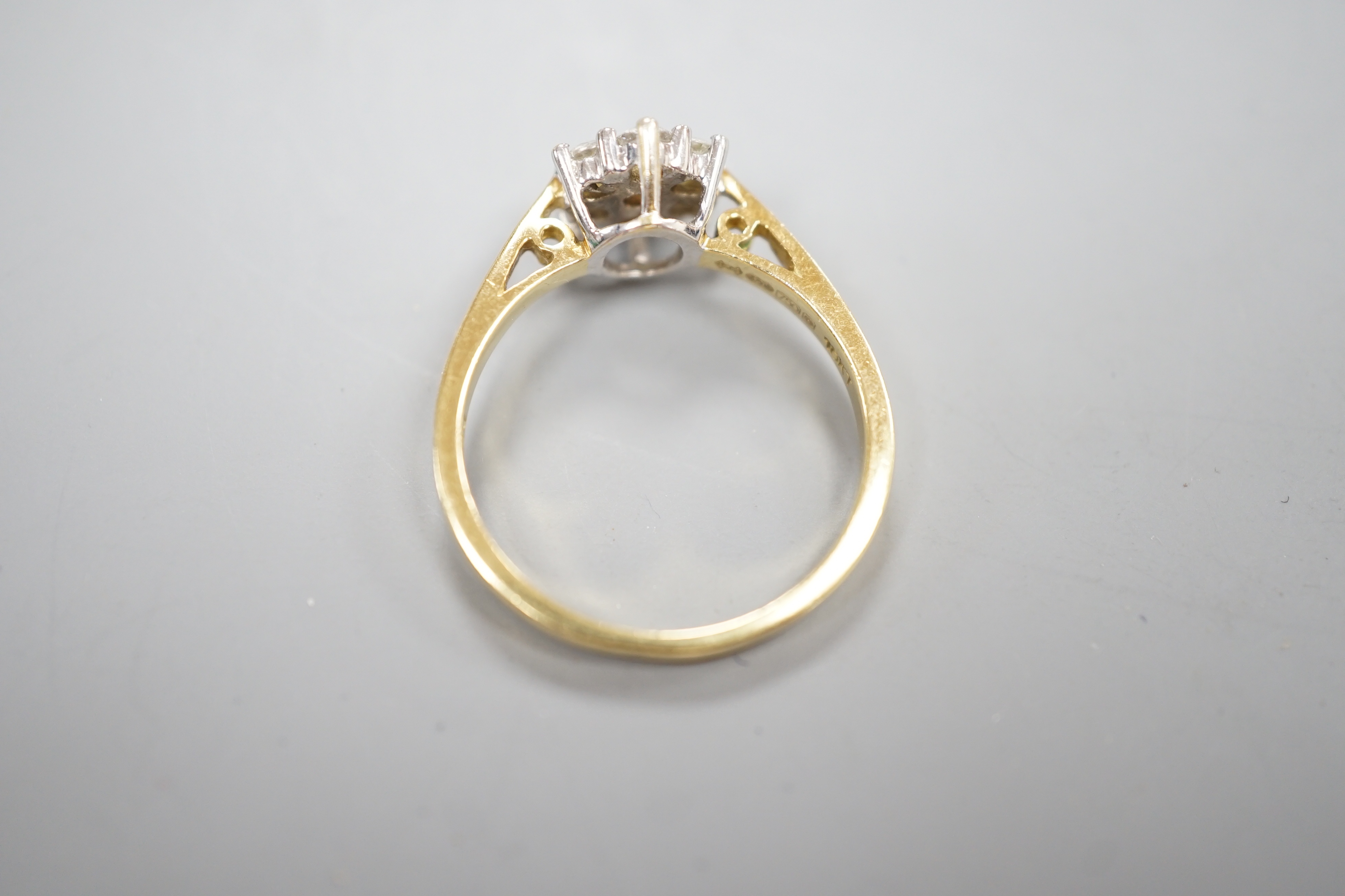 A modern 18ct gold and seven stone diamond set cluster ring, size O, gross 3.4 grams.